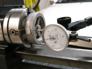 Indicating in the flywheel inner rim for centering part